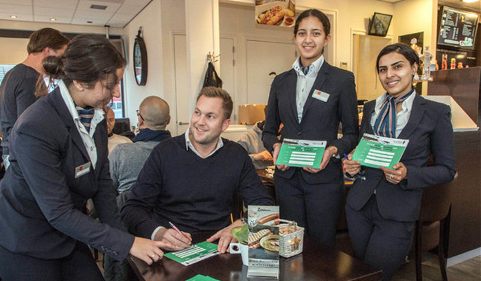 Luchtvaartstudenten halen handtekeningen op voor campagne 'Lelystad Airport moet door'