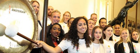 Jamilla van Weert slaat op de gong Jamilla van Weert slaat op de gong