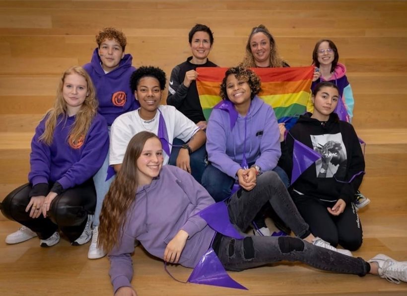 Dragqueens presenteren regenboogbingo 